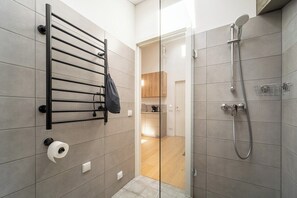 Ducha, secador de pelo, toallas
