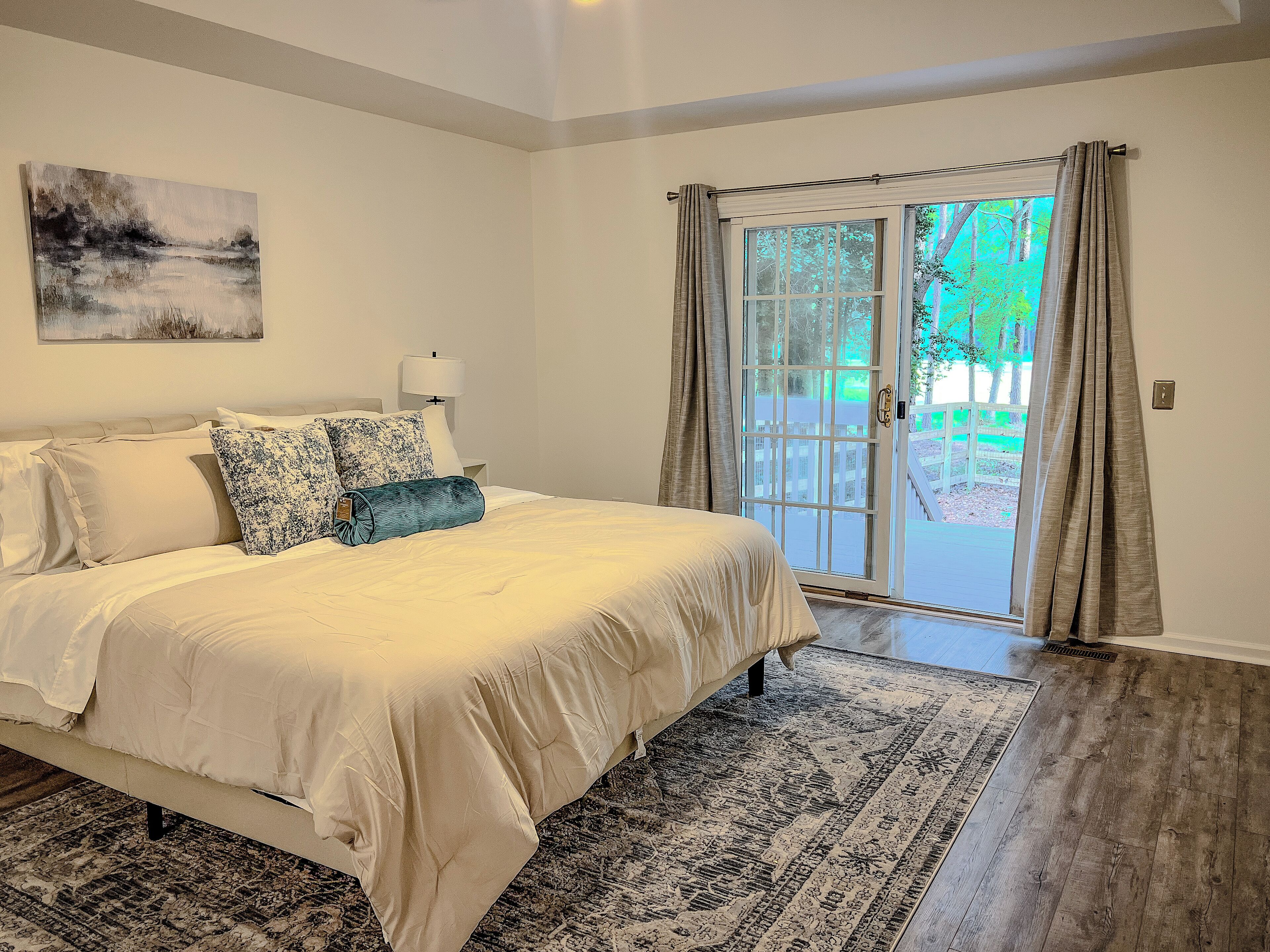 3 makuuhuonetta, tallelokero huoneessa, työpöytä, silitysrauta/-lauta