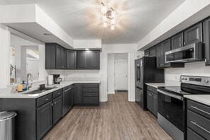 Kjøleskap, mikrobølgeovn, ovn og kokeplater