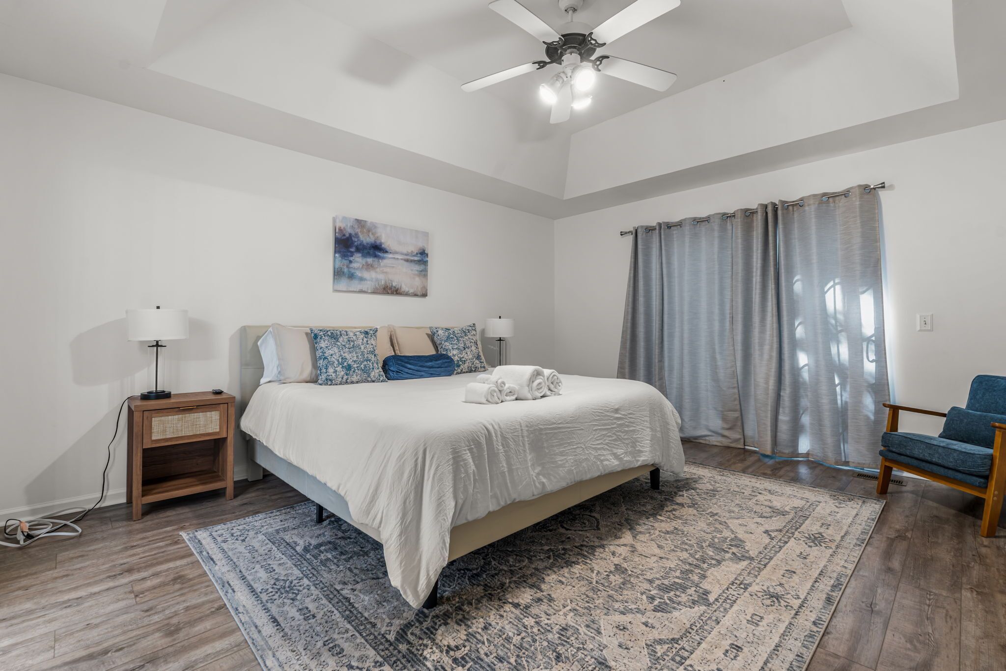 3 室のベッドルーム、セーフティボックス (室内)、デスク、アイロン / アイロン台