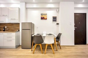 Frigorífic, microones, placa de cuina i cafetera i tetera 