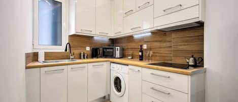 Fridge, microwave, stovetop, coffee/tea maker