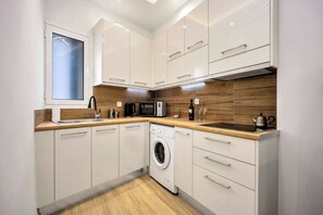 Fridge, microwave, stovetop, coffee/tea maker - Artemis Modern Apartment (Athens)