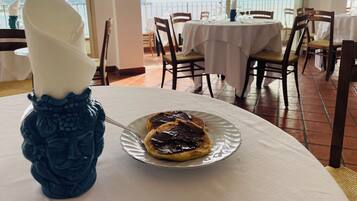 Tägliches Frühstücksbuffet gegen Gebühr