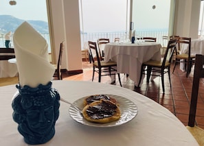 Café da manhã com buffet todos os dias mediante uma taxa
