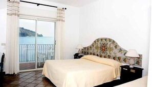 Superior Room, Sea View | In-room safe, individually decorated, individually furnished, desk - BAY PALACE MAZZARO' (Taormina)