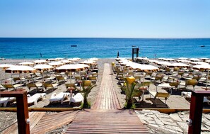 Beach shuttle, sun-loungers, beach umbrellas, beach towels - BAY PALACE MAZZARO' (Taormina)