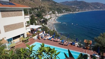 Piscina stagionale all'aperto, ombrelloni da piscina, lettini