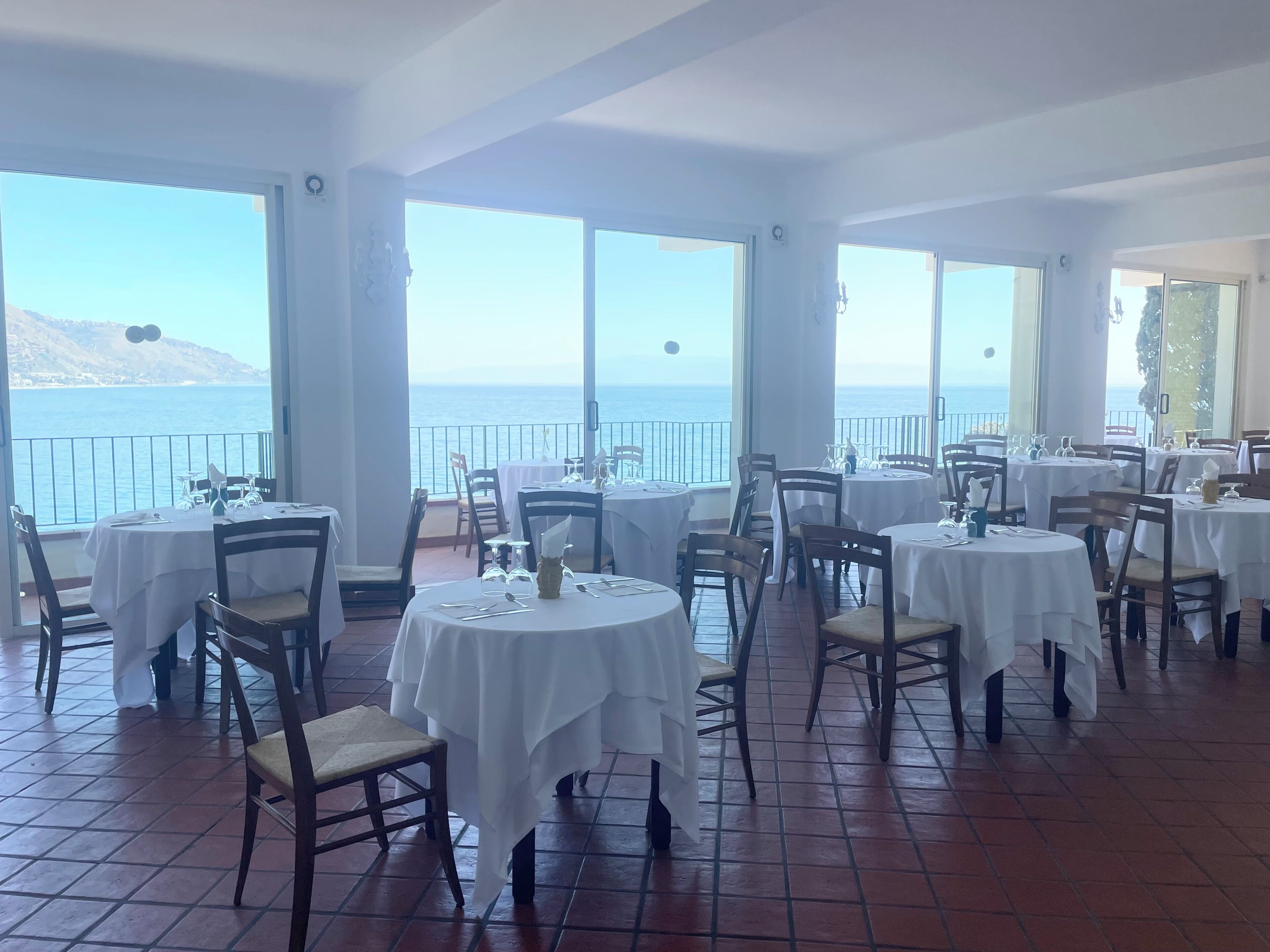 每日供应自助式早餐（每人 EUR 15）