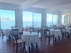 Petit déjeuner buffet (15 EUR par personne)