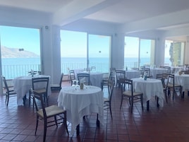 Desayuno buffet diario (EUR 15 por persona)