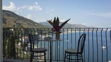 Quarto família, 1 quarto, vista para o mar | Terraço/pátio