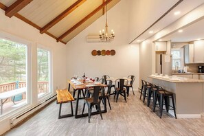 Dining - Spacious 5-bedroom house with WiFi, AC in lovely Lake Harmony (Lake Harmony)