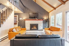 Smart-TV, peis og bøker