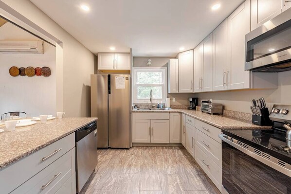 Fridge, microwave, oven, stovetop - Spacious 5-bedroom house with WiFi, AC in lovely Lake Harmony (Lake Harmony)