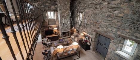 TV, fireplace