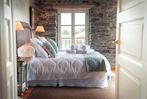 4 bedrooms, WiFi, bed sheets