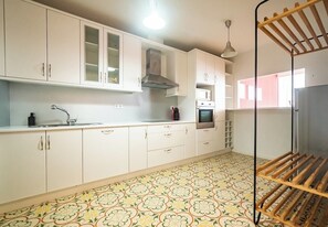 雪櫃、微波爐、焗爐、洗碗機