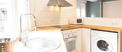 Een koelkast, een microgolfoven, een oven, een vaatwasser