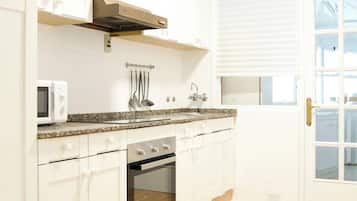 Een koelkast, een magnetron, een oven, een koffiezetapparaat/waterkoker