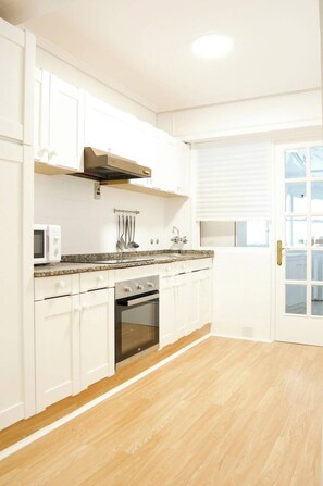 Réfrigérateur, micro-ondes, four, cafetière/bouilloire