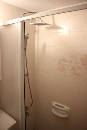 Een haardroger, handdoeken, zeep, shampoo