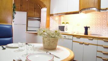 Een magnetron, een vaatwasser