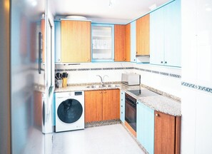 Fridge, microwave, oven, stovetop - Rubalcava Apartment (Ferrol)