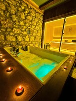 Suit Tas Ev Dag Manzarali | Bathroom | Free toiletries, hair dryer, slippers