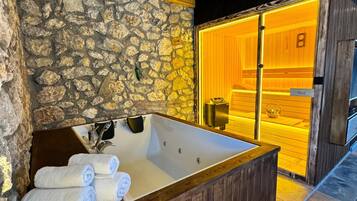 Suit Tas Ev Dag Manzarali | Bathroom | Free toiletries, hair dryer, slippers