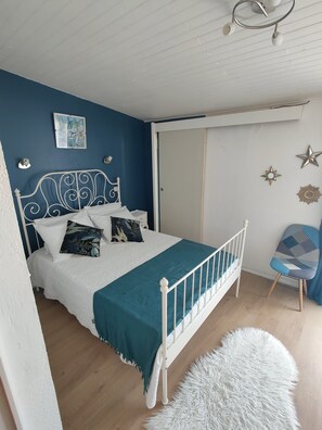 3 bedrooms, iron/ironing board, WiFi, bed sheets