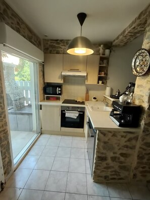 Réfrigérateur, micro-ondes, four, plaque de cuisson