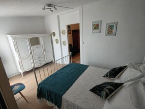 3 bedrooms, iron/ironing board, WiFi, bed sheets