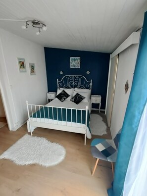 3 chambres, fer et planche à repasser, Wi-Fi, draps fournis