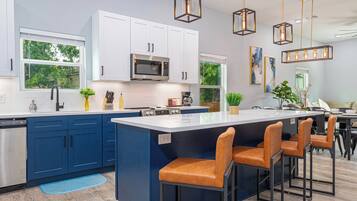 Køleskab, mikrobølgeovn, ovn, kogeplade