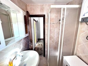 Dusche, kostenlose Toilettenartikel, Haartrockner, Bidet
