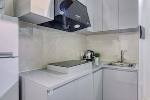Fridge, microwave, stovetop, cookware/dishes/utensils - Rosmini13; Lil Gem in Sempione District (Milano)