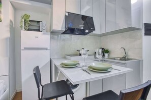 Réfrigérateur, micro-ondes, plaque de cuisson