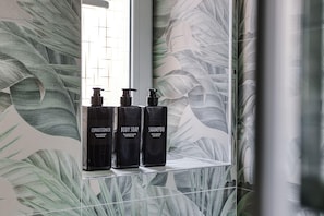 Shower, hair dryer, towels - Rosmini13; Lil Gem in Sempione District (Milano)