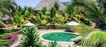 Beachside 2-bedroom cottage in beach resort with AC, Wi-Fi, Restaurant & Bar 