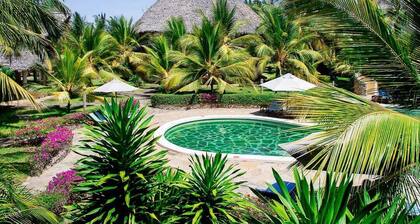 Beachside 2-bedroom cottage in beach resort with AC, Wi-Fi, Restaurant & Bar