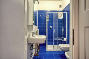 Een douche, een haardroger, een bidet, handdoeken