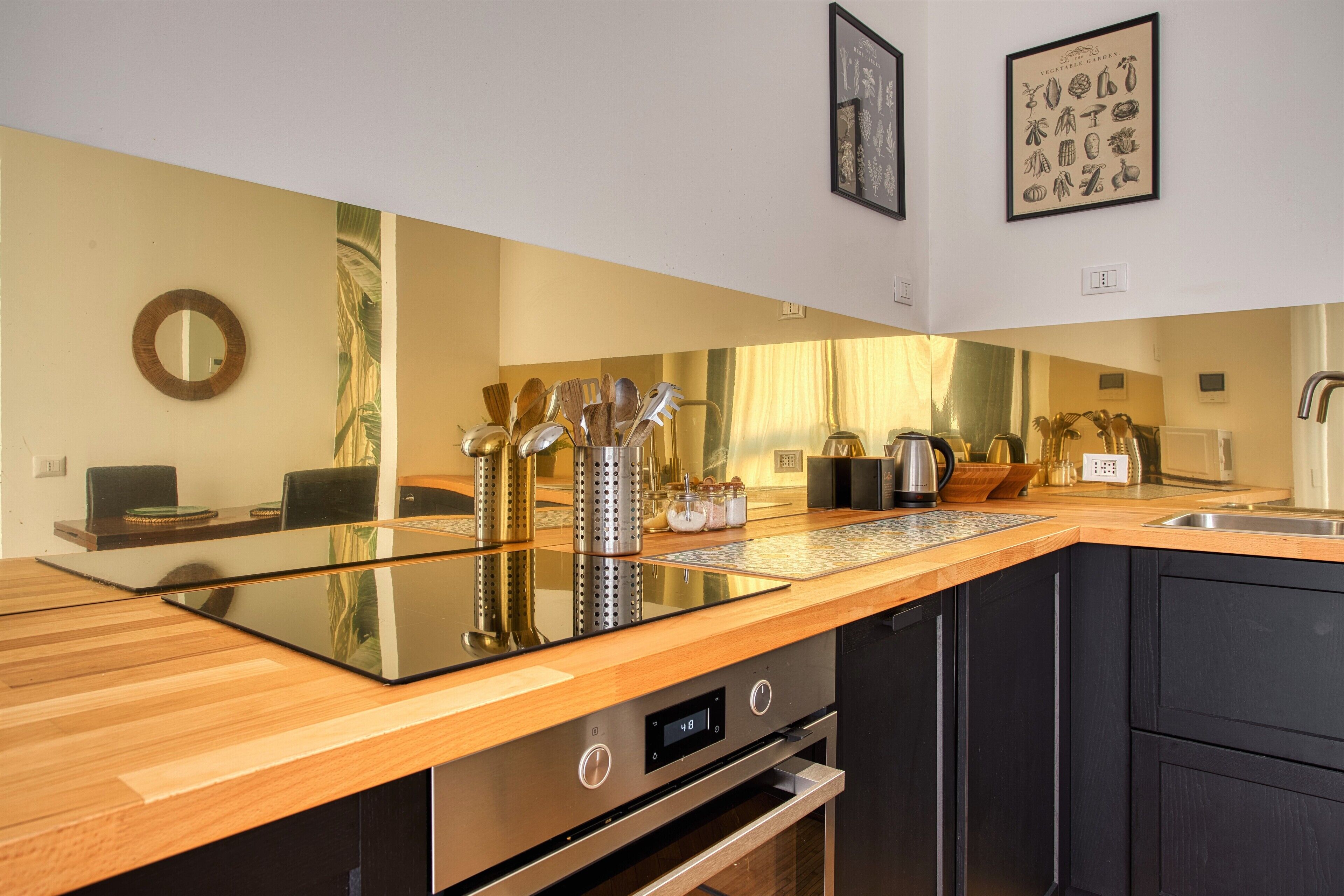 Kühlschrank, Mikrowelle, Ofen, Herdplatte