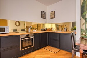 Kylskåp, mikrovågsugn, ugn och spishäll