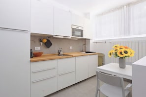 Fridge, microwave, stovetop, dishwasher