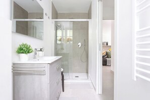 Douche, sĂšche-cheveux, bidet, serviettes fournies
