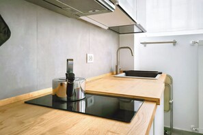 Kühlschrank, Mikrowelle, Herdplatte, Geschirrspüler