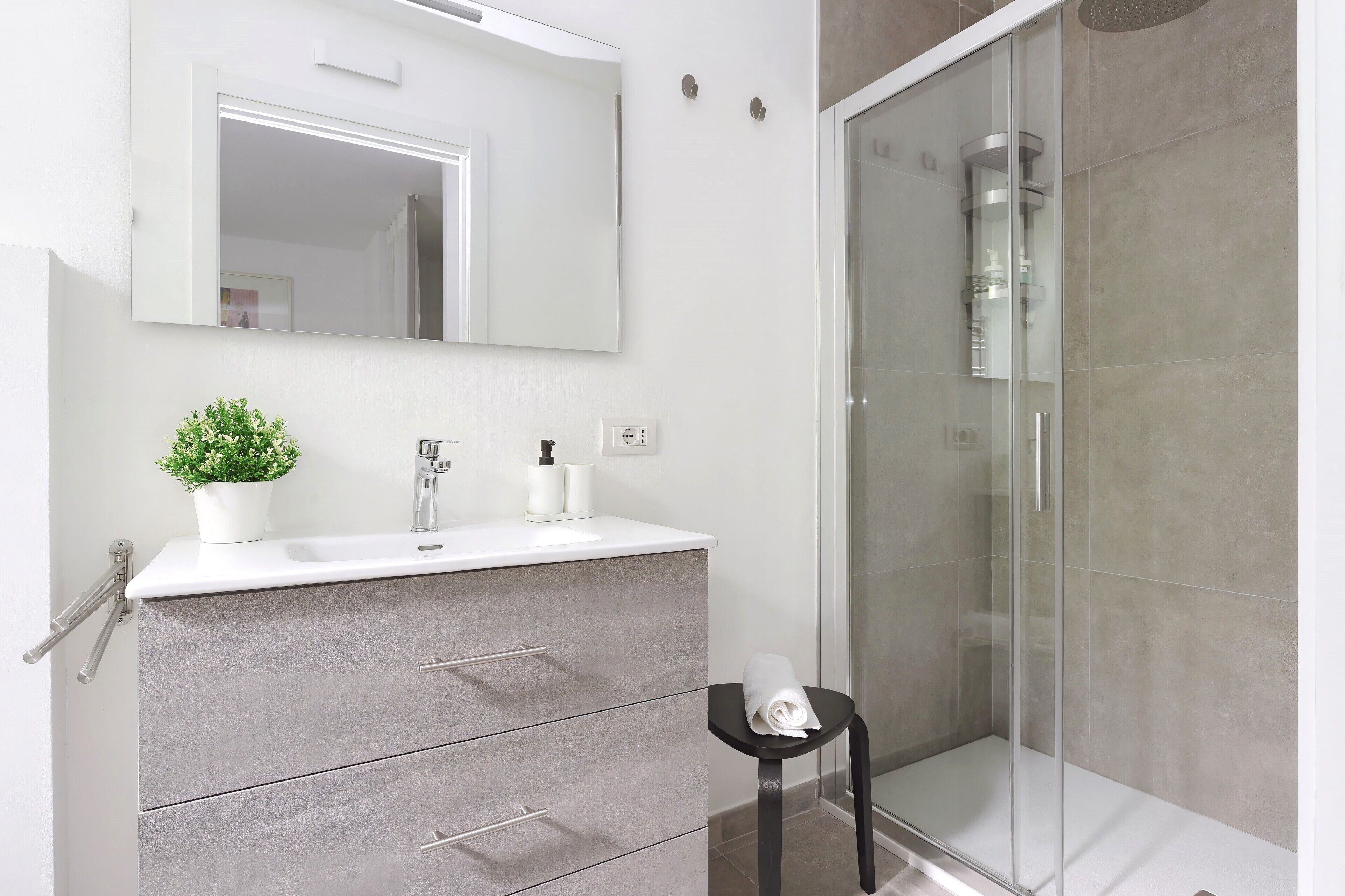 Douche, sèche-cheveux, bidet, serviettes fournies