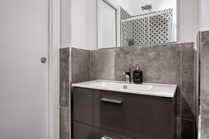 Douche, sèche-cheveux, bidet, serviettes fournies