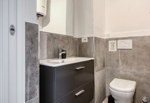 Doccia, asciugacapelli, bidet, asciugamani